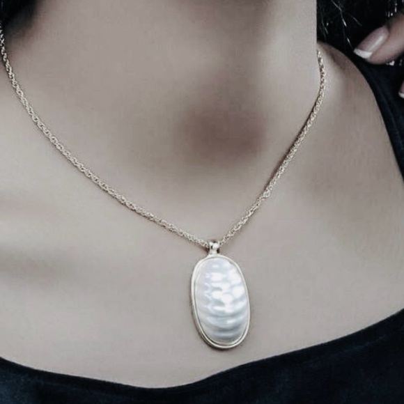 Rippled Pearl Ovoid Crease Wrinkle Ruffle Billow Furrow Wavelet Ellipse Necklace - Picture 4 of 9